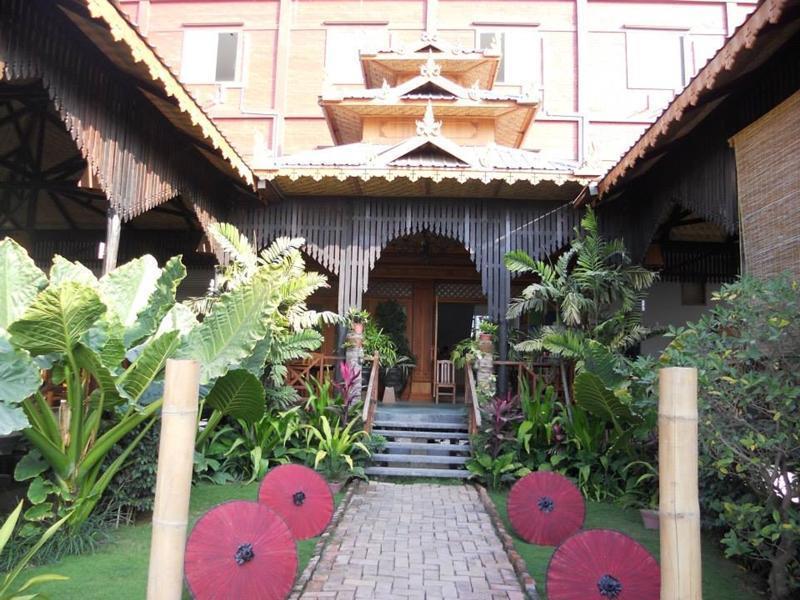 A Little Bit Of Mandalay Tavern Экстерьер фото