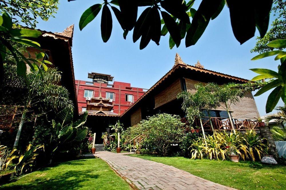 A Little Bit Of Mandalay Tavern Экстерьер фото